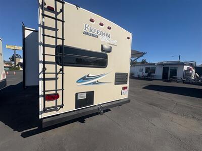 2019 FOREST RIVER FREEDOM EXPRESS ULTRA LITE 246 RKS - Photo 5 - Santee, CA 92071