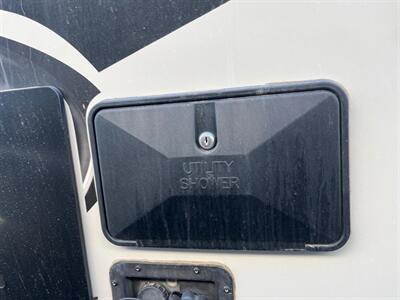 2017 ICONIC 2817 FIFTH WHEEL TOY HAULER 2817 - Photo 5 - Santee, CA 92071