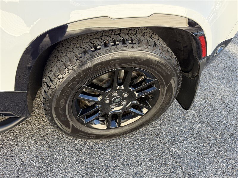 2023 Land Rover Defender 90 X-Dynamic SE - Photo 14 - Nashville, TN 37210