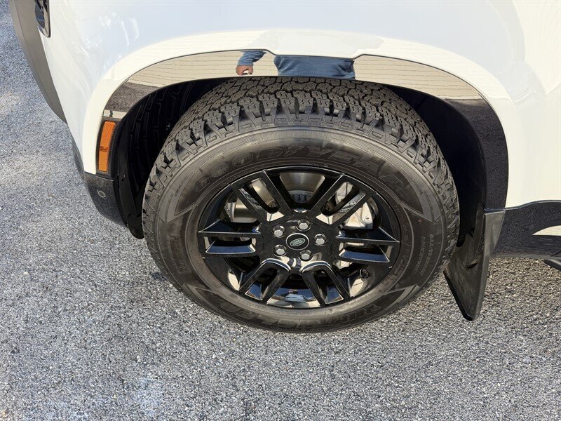 2023 Land Rover Defender 90 X-Dynamic SE - Photo 12 - Nashville, TN 37210