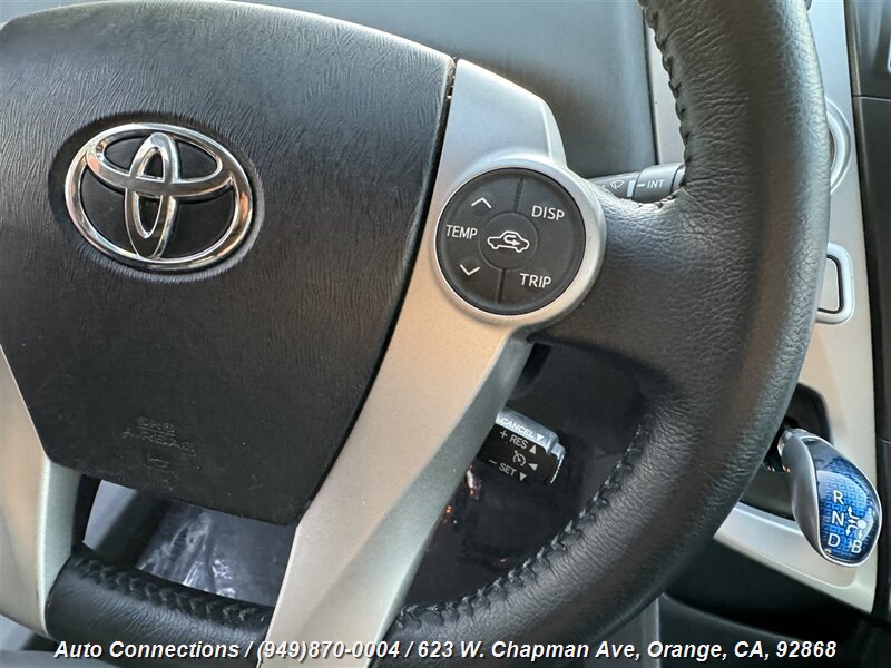 2014 Toyota Prius v Two photo