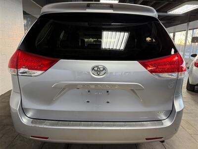 2012 Toyota Sienna XLE 8-Passenger - Photo 5 - Newark, IL 60541