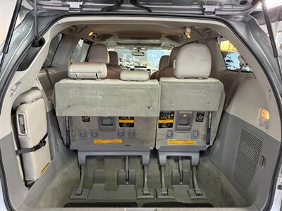 2012 Toyota Sienna XLE 8-Passenger - Photo 13 - Newark, IL 60541