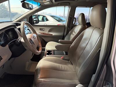 2012 Toyota Sienna XLE 8-Passenger - Photo 7 - Newark, IL 60541