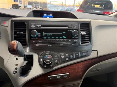 2012 Toyota Sienna XLE 8-Passenger - Photo 14 - Newark, IL 60541