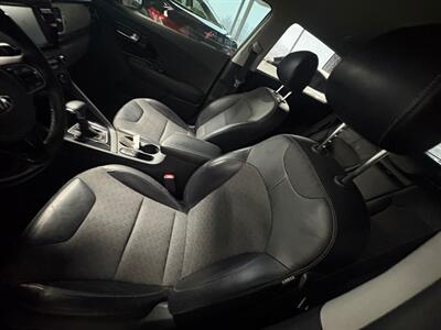 2017 Kia Niro EX Premium   - Photo 6 - Newark, IL 60541