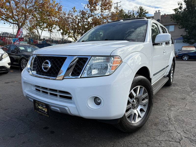 2011 Nissan Pathfinder LE  