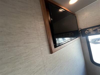 2017 Winnebago SUNSTAR 27PE   - Photo 21 - Albuquerque, NM 87108