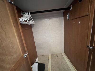 2017 Winnebago SUNSTAR 27PE   - Photo 22 - Albuquerque, NM 87108