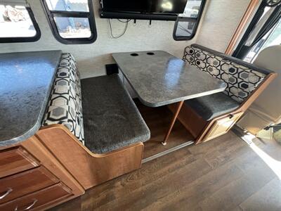 2017 Winnebago SUNSTAR 27PE   - Photo 13 - Albuquerque, NM 87108