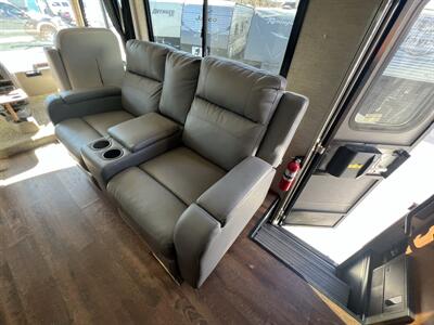 2017 Winnebago SUNSTAR 27PE   - Photo 12 - Albuquerque, NM 87108