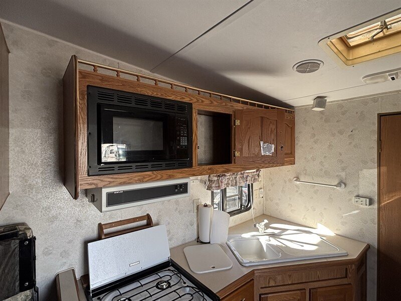 2002 FORESTRIVER 21FB ALL AMERICAN SPORT toy hauler - Photo 11 - Albuquerque, NM 87108