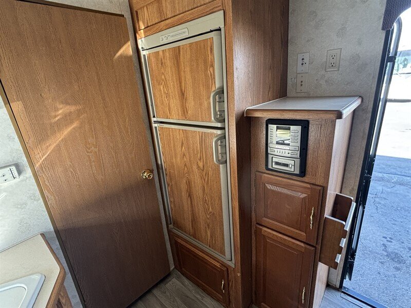 2002 FORESTRIVER 21FB ALL AMERICAN SPORT toy hauler - Photo 14 - Albuquerque, NM 87108
