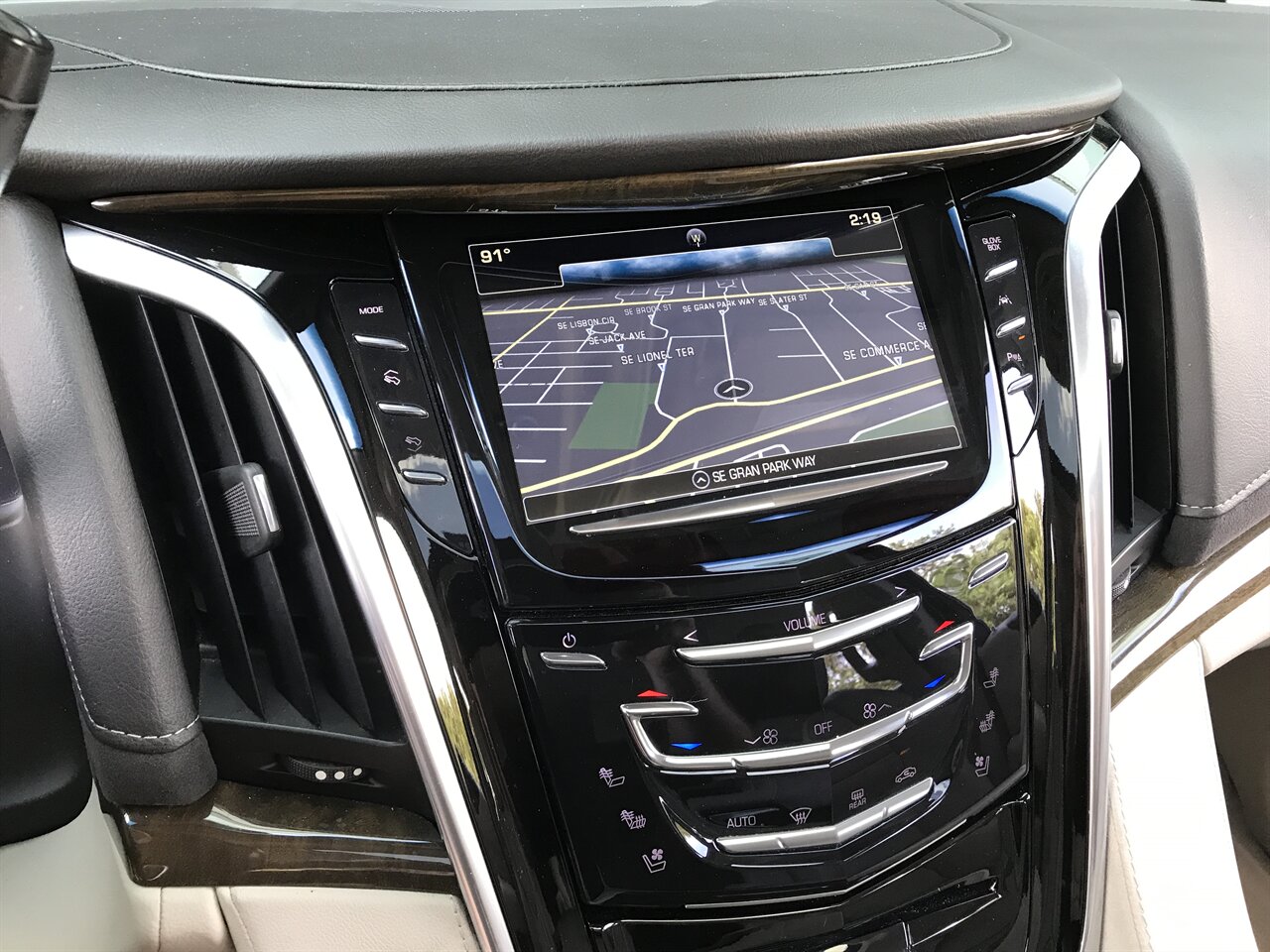 2019 Cadillac Escalade ESV Luxury   - Photo 27 - Stuart, FL 34997