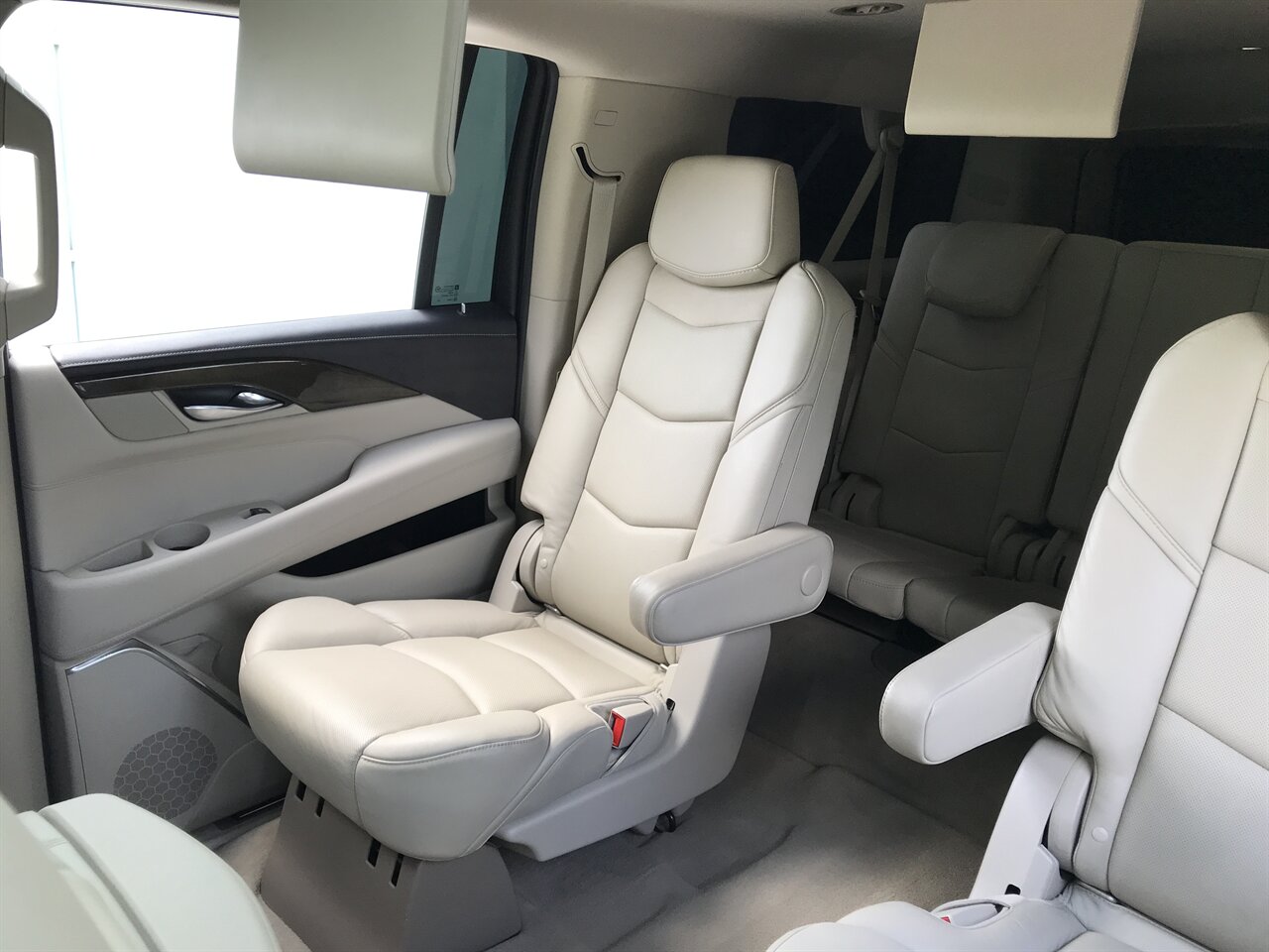 2019 Cadillac Escalade ESV Luxury   - Photo 16 - Stuart, FL 34997