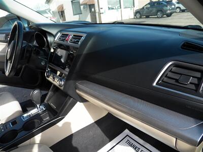 2017 Subaru Outback 2.5i Premium  AWD - Photo 18 - Mishawaka, IN 46545