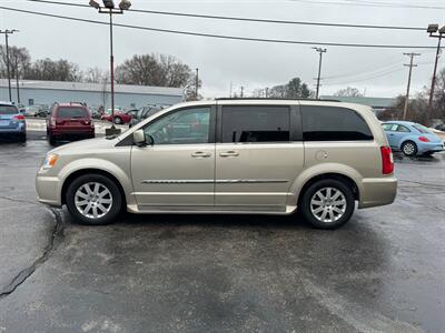 2013 Chrysler Town and Country Touring   - Photo 9 - Mishawaka, IN 46545