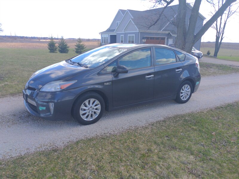 2013 Toyota Prius Plug-in Hybrid   - Photo 1 - Sycamore, IL 60178