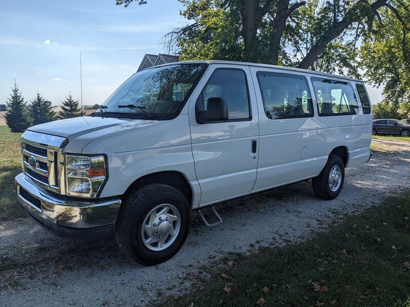 2014 Ford E-350 SD XLT   - Photo 1 - Sycamore, IL 60178