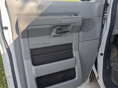 2014 Ford E-350 SD XLT - Photo 12 - Sycamore, IL 60178