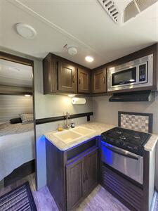 2018 KEYSTONE ZINGER 338RR - Photo 4 - Logan, UT 84341