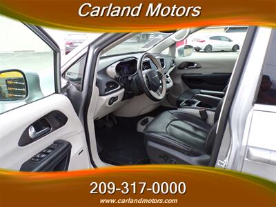 2018 Chrysler Pacifica Limited   - Photo 13 - Stockton, CA 95205