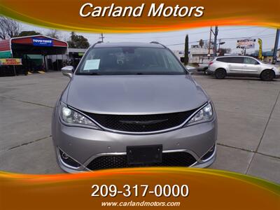 2018 Chrysler Pacifica Limited   - Photo 2 - Stockton, CA 95205