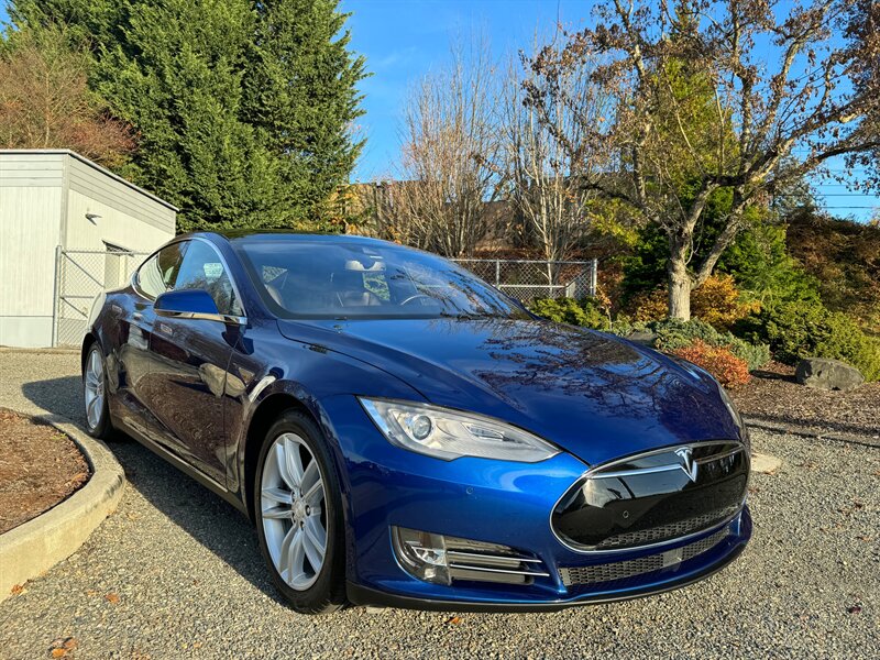 The 2015 Tesla Model S 90D photos