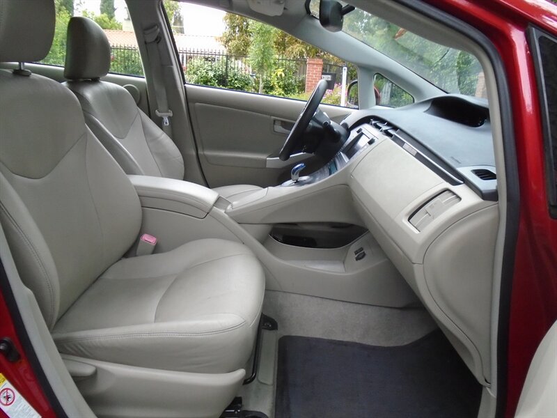 2010 Toyota Prius IV photo