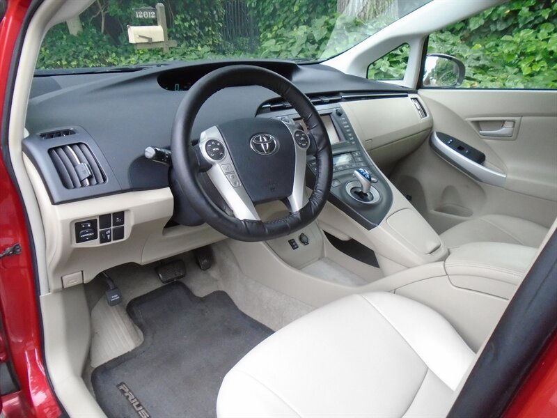 2010 Toyota Prius IV photo