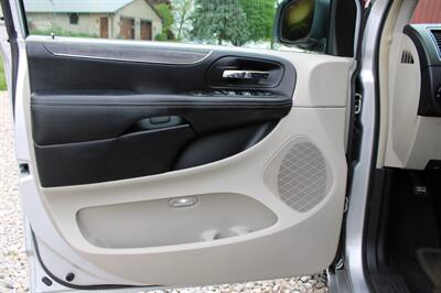 2012 Chrysler Town & Country Touring-L   - Photo 10 - Maxwell, IN 46154