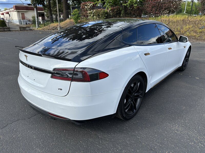 2015 Tesla Model S 70 photo