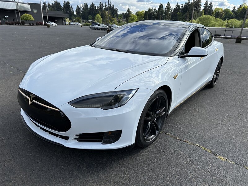 The 2015 Tesla Model S 70 photos