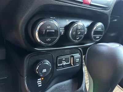 2016 Jeep Renegade Latitude 4x4 SUV - Photo 23 - San Jose, CA 95128