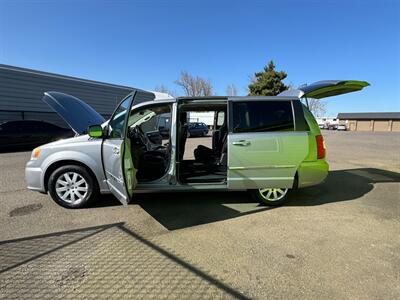 2014 Chrysler Town and Country Touring   - Photo 10 - Albany, OR 97322