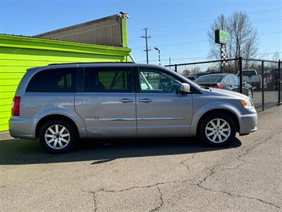 2014 Chrysler Town and Country Touring   - Photo 2 - Albany, OR 97322