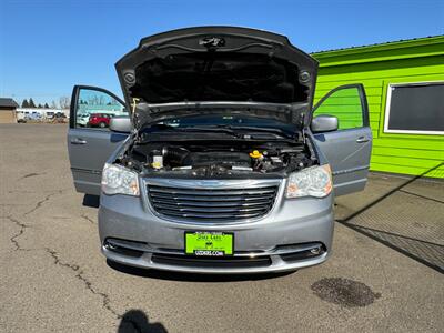 2014 Chrysler Town and Country Touring   - Photo 11 - Albany, OR 97322