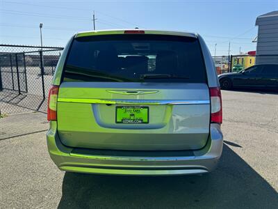 2014 Chrysler Town and Country Touring   - Photo 4 - Albany, OR 97322