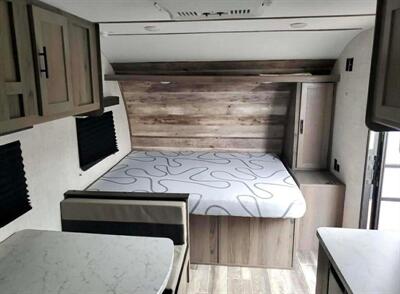 2022 Gulf Stream Coach Enlighten - Photo 2 - Albuquerque, NM 87105