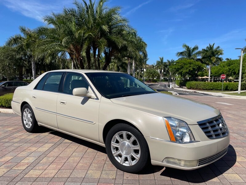 2010 Cadillac DTS 4.6L V8  sedan - Photo 1 - Pompano Beach, FL 33069