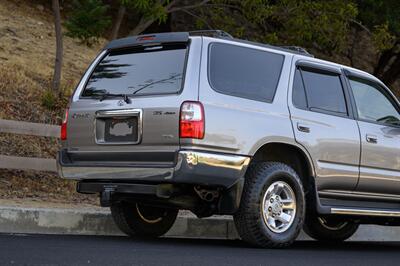 2002 Toyota 4Runner SR5   - Photo 11 - Van Nuys, CA 91402