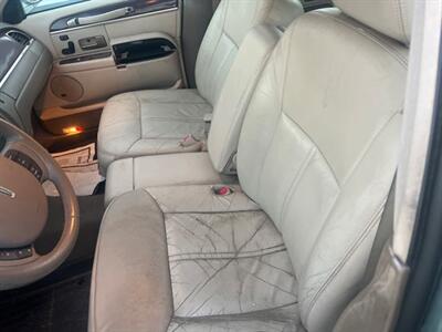 2005 Lincoln Town Car Signature L  