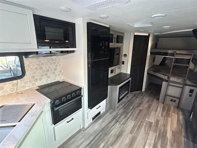 2024 Jayco Jay Feather 27BHB   - Photo 13 - Madera, CA 93636
