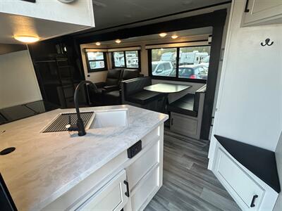 2024 Jayco Jay Feather 27BHB   - Photo 7 - Madera, CA 93636