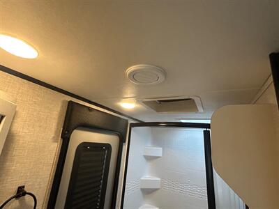 2024 Jayco Jay Feather 27BHB   - Photo 22 - Madera, CA 93636