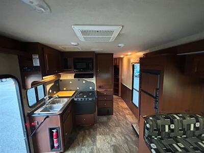 2014 Fleetwood Jamboree Searcher  31W - Photo 12 - Madera, CA 93636