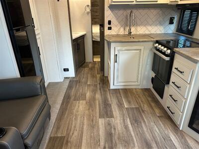 2023 Keystone Cougar 25RDSWE   - Photo 11 - Madera, CA 93636