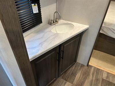 2023 Keystone Cougar 25RDSWE   - Photo 12 - Madera, CA 93636