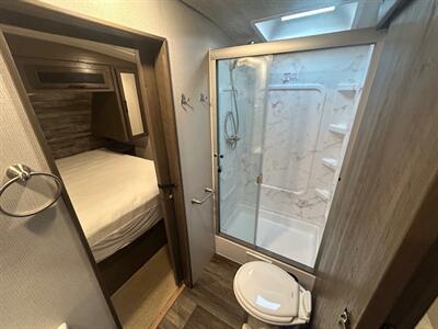 2023 Keystone Cougar 25RDSWE   - Photo 16 - Madera, CA 93636