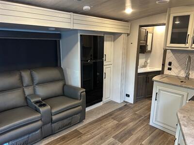 2023 Keystone Cougar 25RDSWE   - Photo 9 - Madera, CA 93636